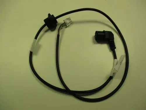 Kabel mit einem schwarzen Stecker und einem weißen Anschluss, verwendet für die Remeha 230V Pumpe, verlegt auf einer hellen Unterlage.